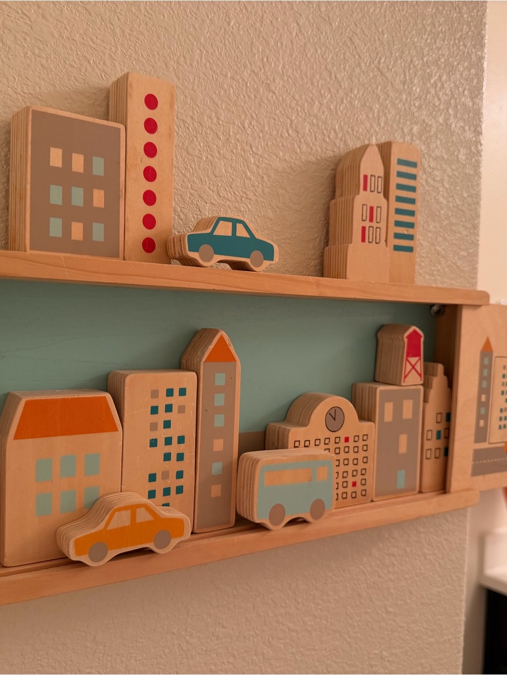 Dwell Studio “Skyline” City Play Set & 3 hooded towels (vintage)
